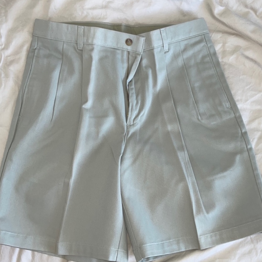 Mens like new khaki shorts